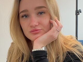 naked camgirl fingering pussy CristieBozzone