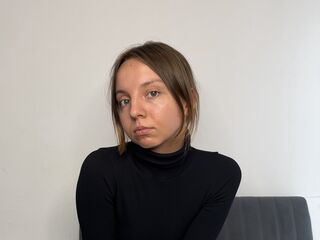 naughty cam girl fingering shaved pussy EleonoraSzabo