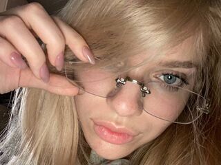 topless webcamgirl ElwynaCreason