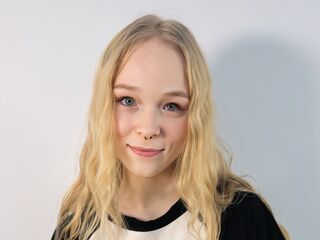 camgirl fingering shaved pussy KamiMellema