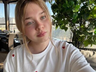 camgirl showing pussy KendallHennig