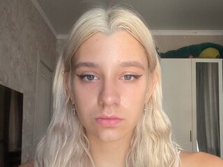 free live chatroom LynelleDome