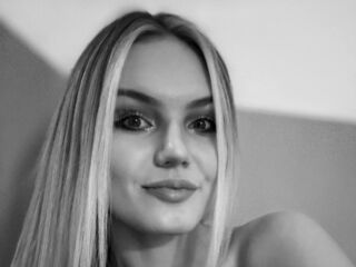 cam girl playing with sextoy NixieRaven