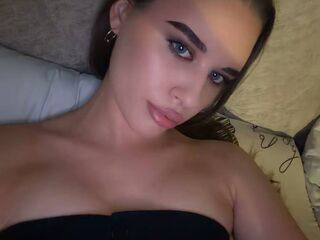 topless camgirl RhiannonJumper